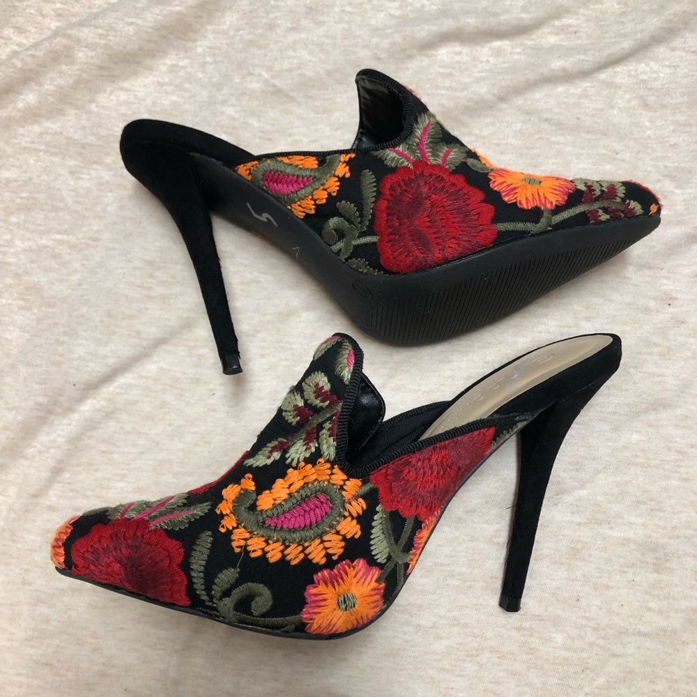 Wild Diva Lounge Embroidered Floral Heels size 7 Festival Wedding Guest Formal - Picture 2 of 9